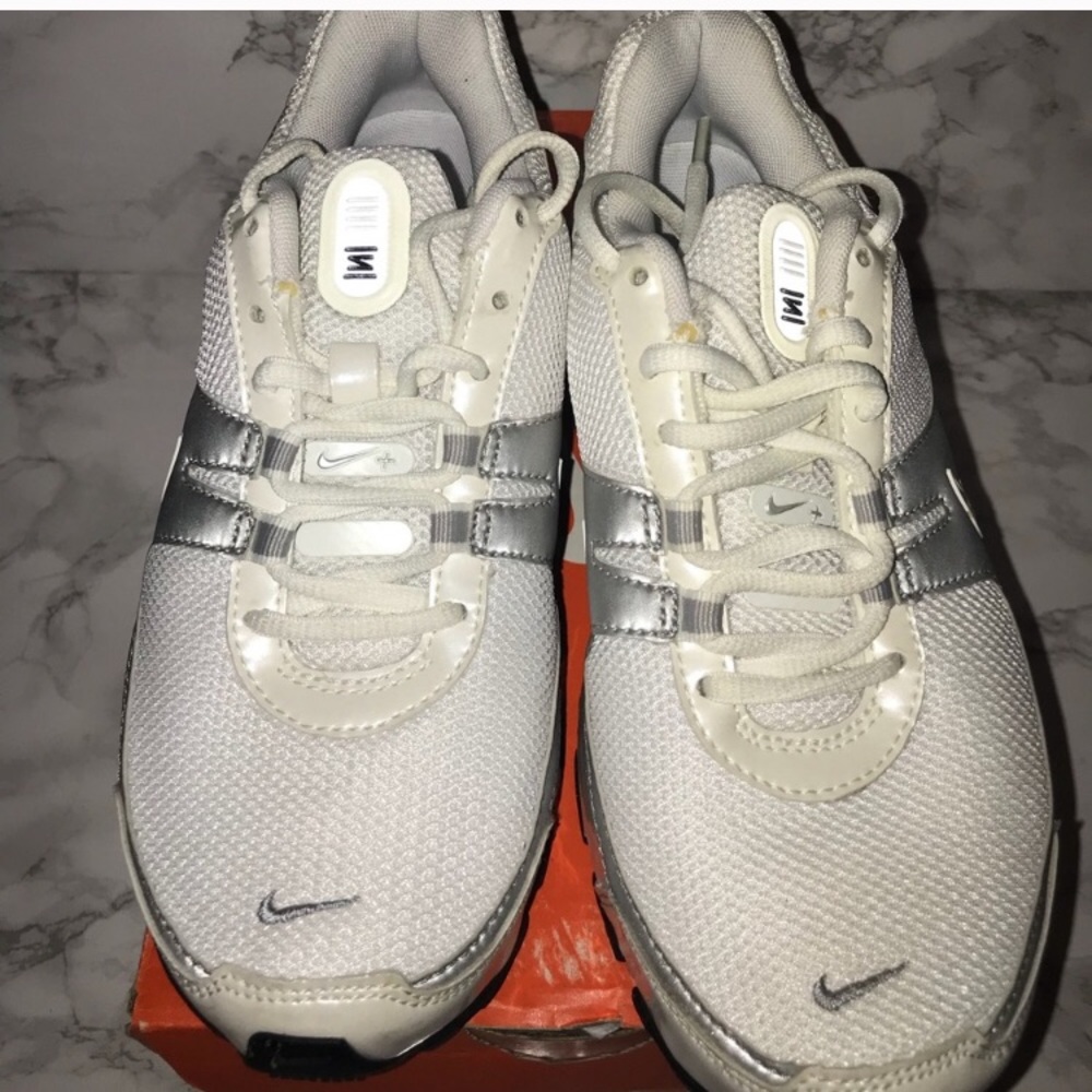BRAND NEW NIKE SHOX SIZE 6